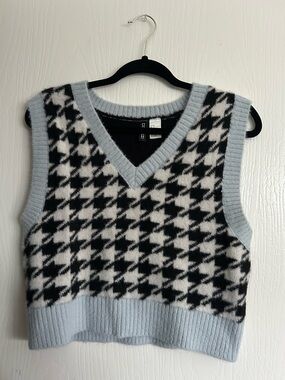 H&M Houndstooth V-Neck Sweater Vest in Black, White & Light Blue